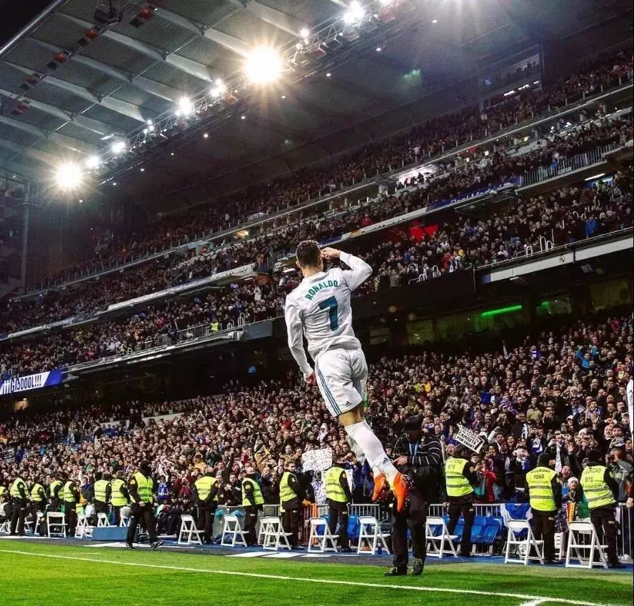 足协杯赛前举办垫场赛，张凌峰等四名成年球员对阵五十名小球员