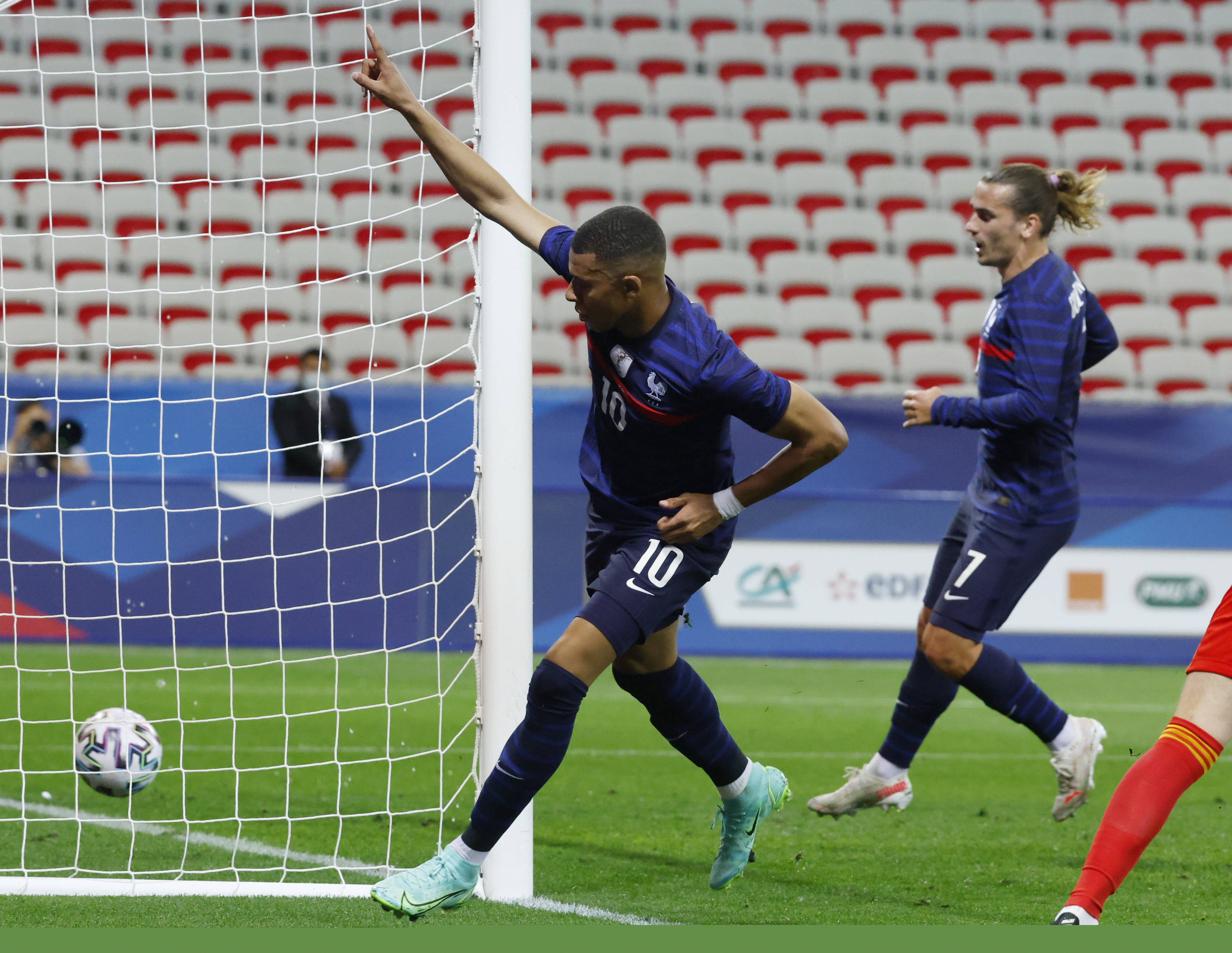 索默：我会弹吉他和钢琴；退役后我应该不当教练，压力太大了