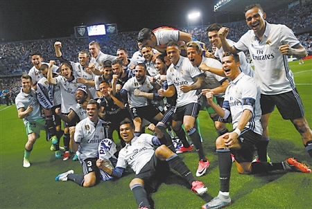 半场：奥格斯堡2-0勒沃库森，吉安努利斯传射，安东-卡德破门