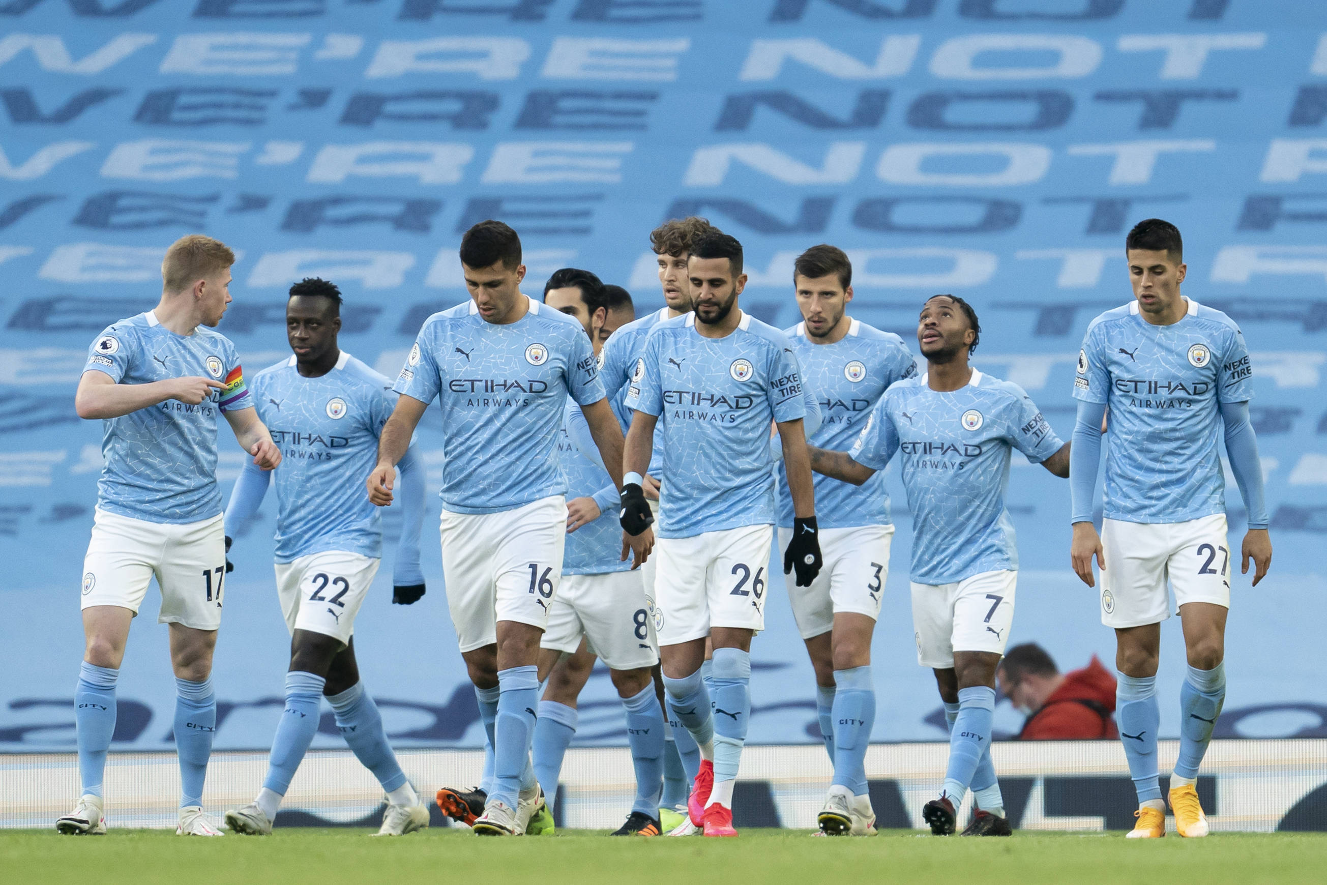 杭州女足举行环西湖徒步活动，全程八公里